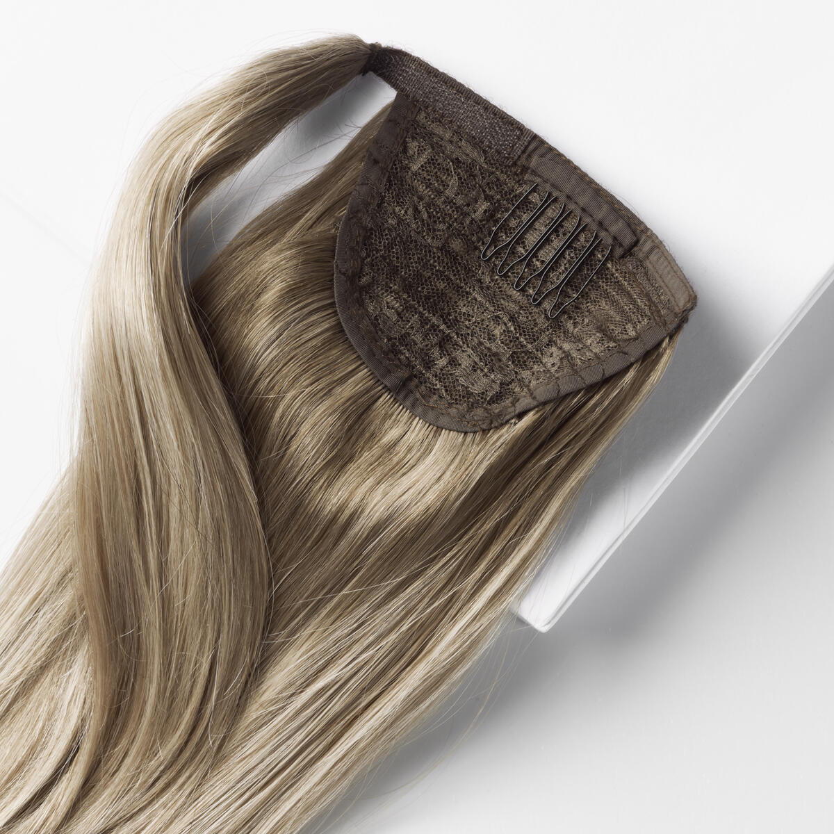 Fibre Clip-in Ponytail Beach Wave, Veganskt hår  B2.6/10.7 Dark Ashy Blonde Balayage 40 cm